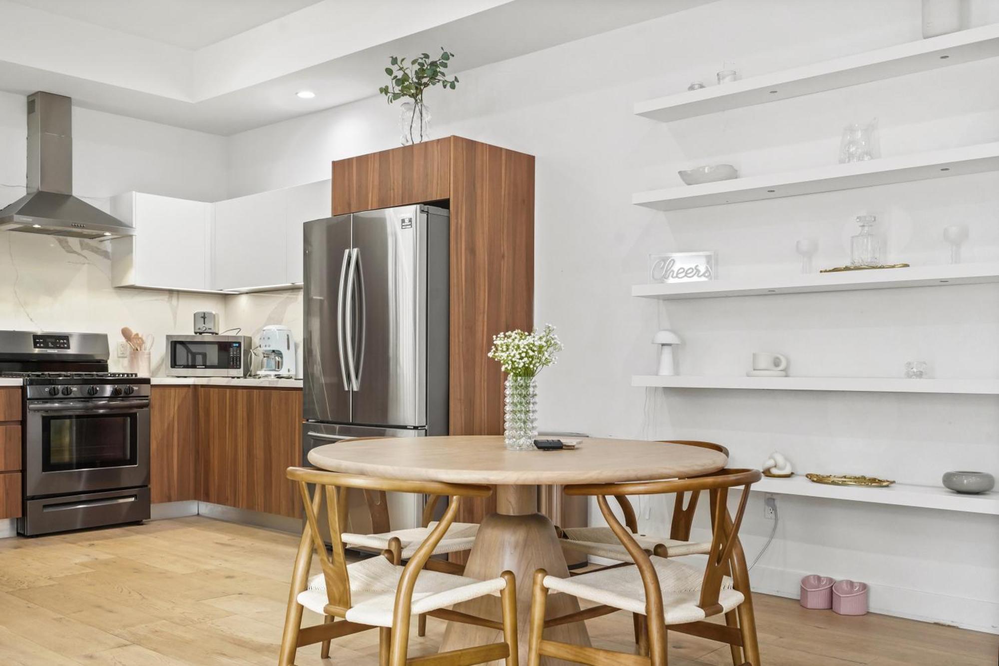 Scandinavian 2br, 2bath Townhome, Pet & Kid Friendly, Free Parking, 10min To Venice Beach! Los Angeles