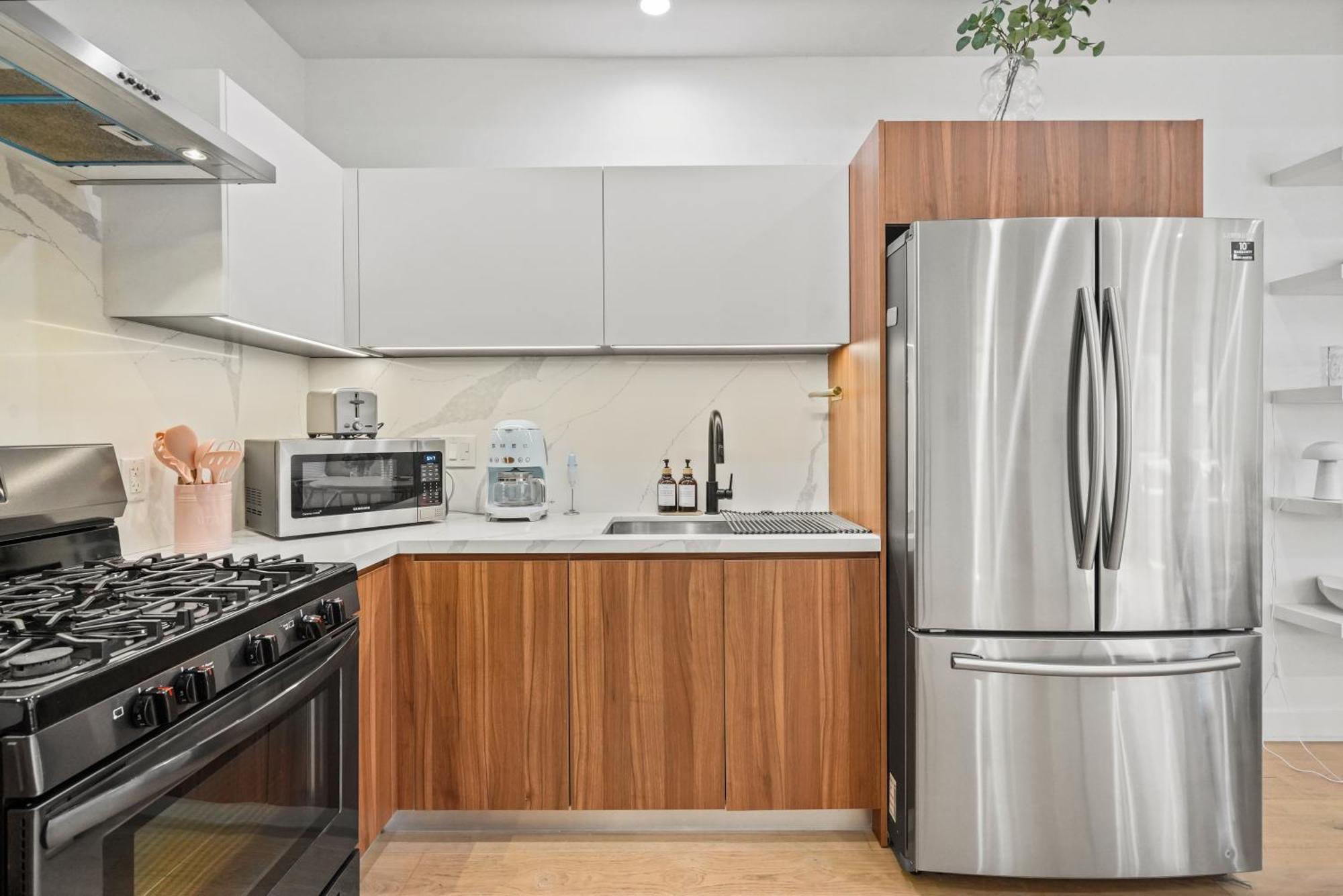 Scandinavian 2br, 2bath Townhome, Pet & Kid Friendly, Free Parking, 10min To Venice Beach! Holiday home *