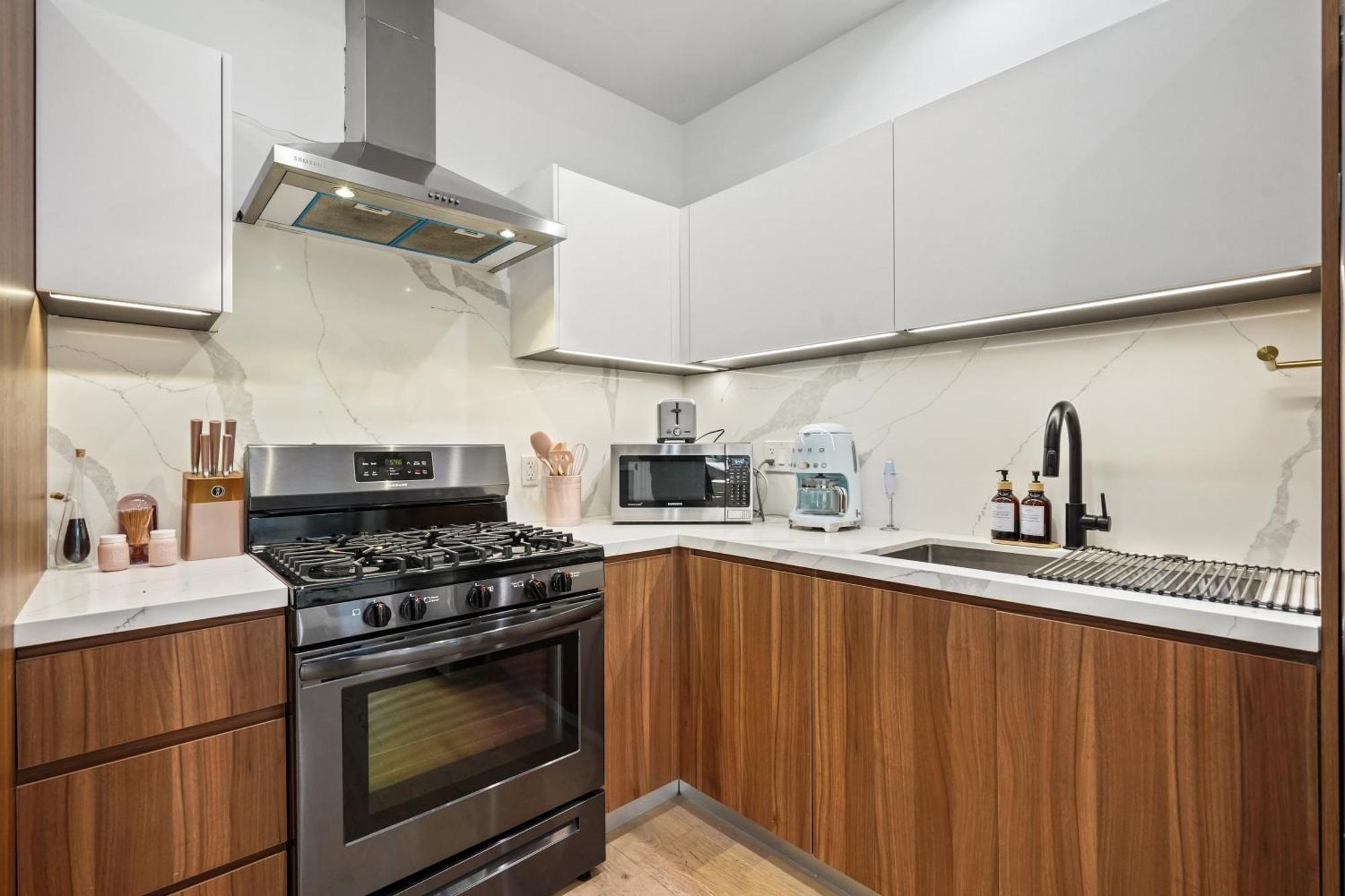 Holiday home Scandinavian 2br, 2bath Townhome, Pet & Kid Friendly, Free Parking, 10min To Venice Beach! *