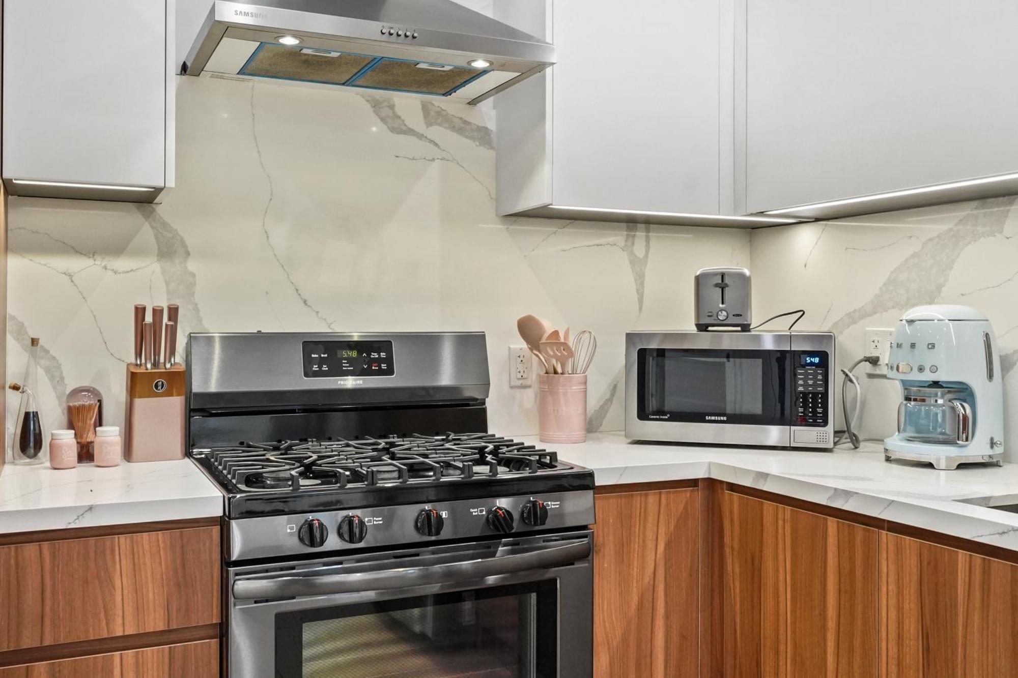Holiday home Scandinavian 2br, 2bath Townhome, Pet & Kid Friendly, Free Parking, 10min To Venice Beach! *