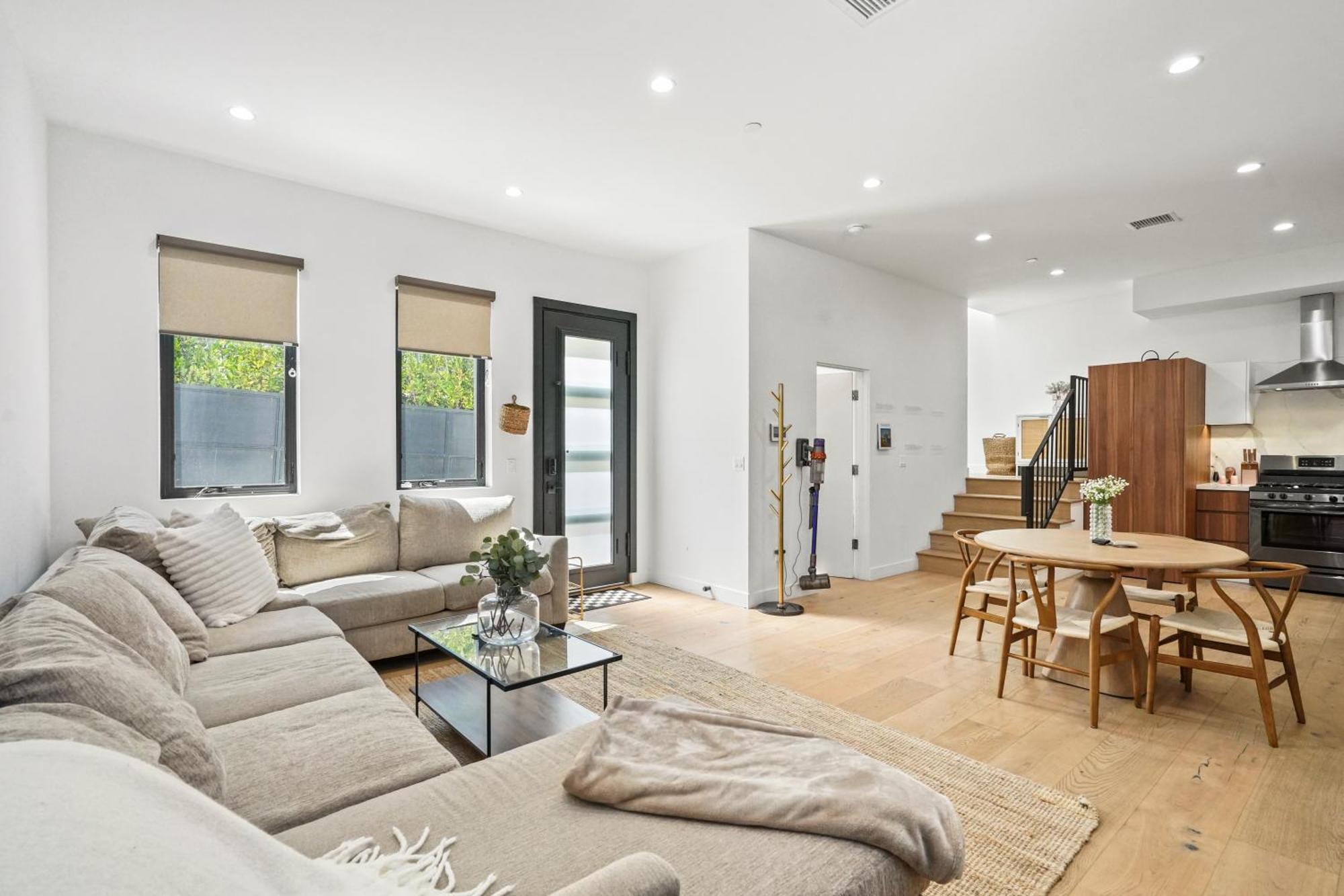 Scandinavian 2br, 2bath Townhome, Pet & Kid Friendly, Free Parking, 10min To Venice Beach! Holiday home