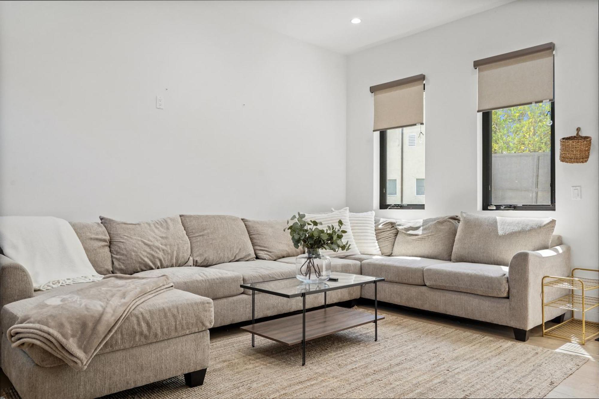 Scandinavian 2br, 2bath Townhome, Pet & Kid Friendly, Free Parking, 10min To Venice Beach! Holiday home *