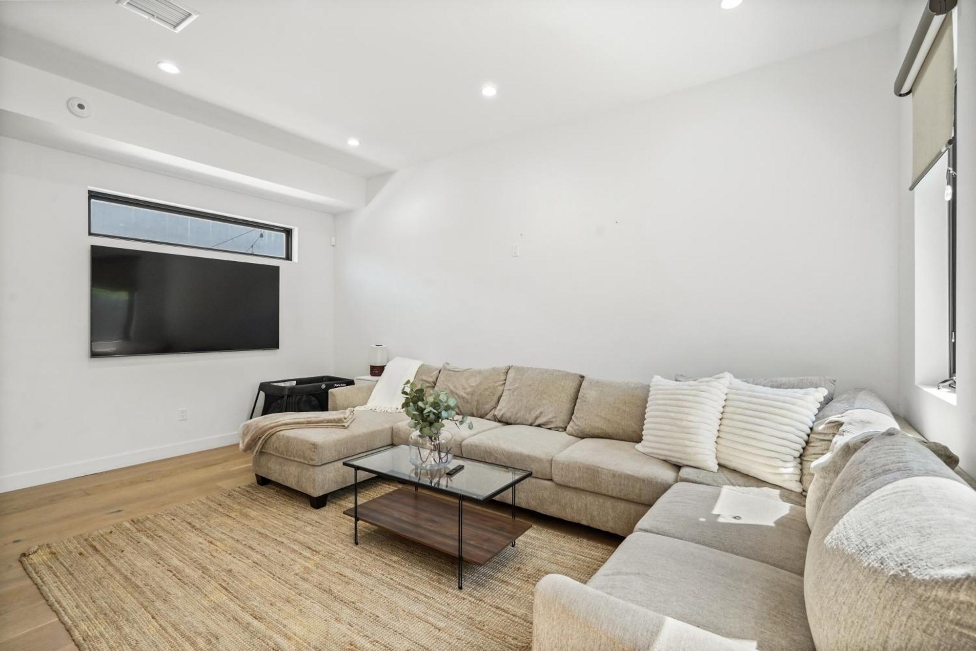 Holiday home Scandinavian 2br, 2bath Townhome, Pet & Kid Friendly, Free Parking, 10min To Venice Beach! Los Angeles