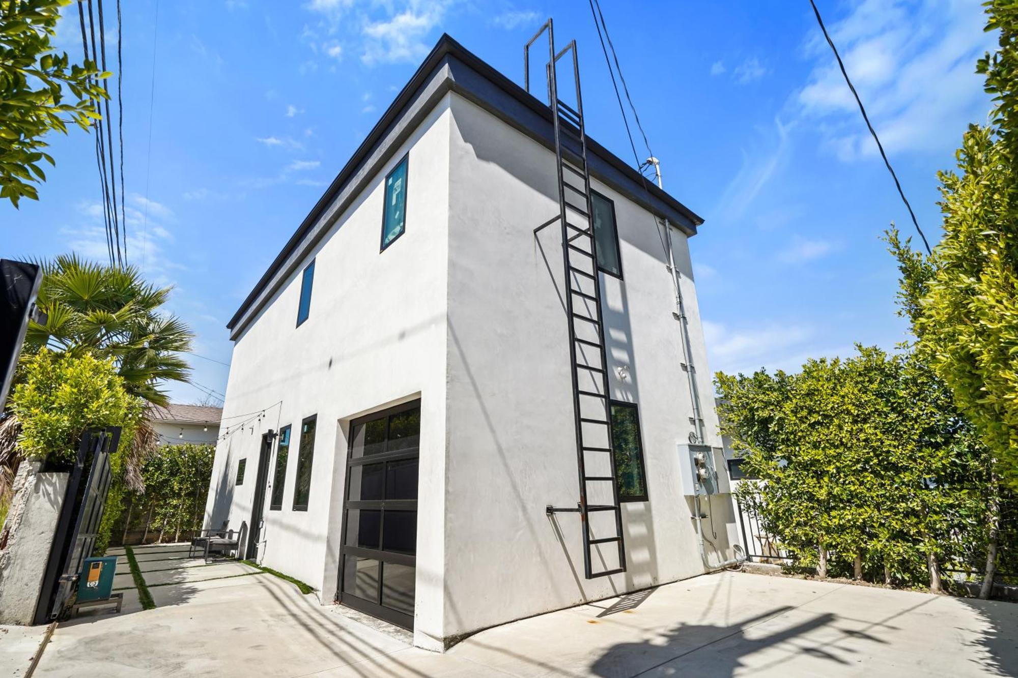 Holiday home Scandinavian 2br, 2bath Townhome, Pet & Kid Friendly, Free Parking, 10min To Venice Beach!