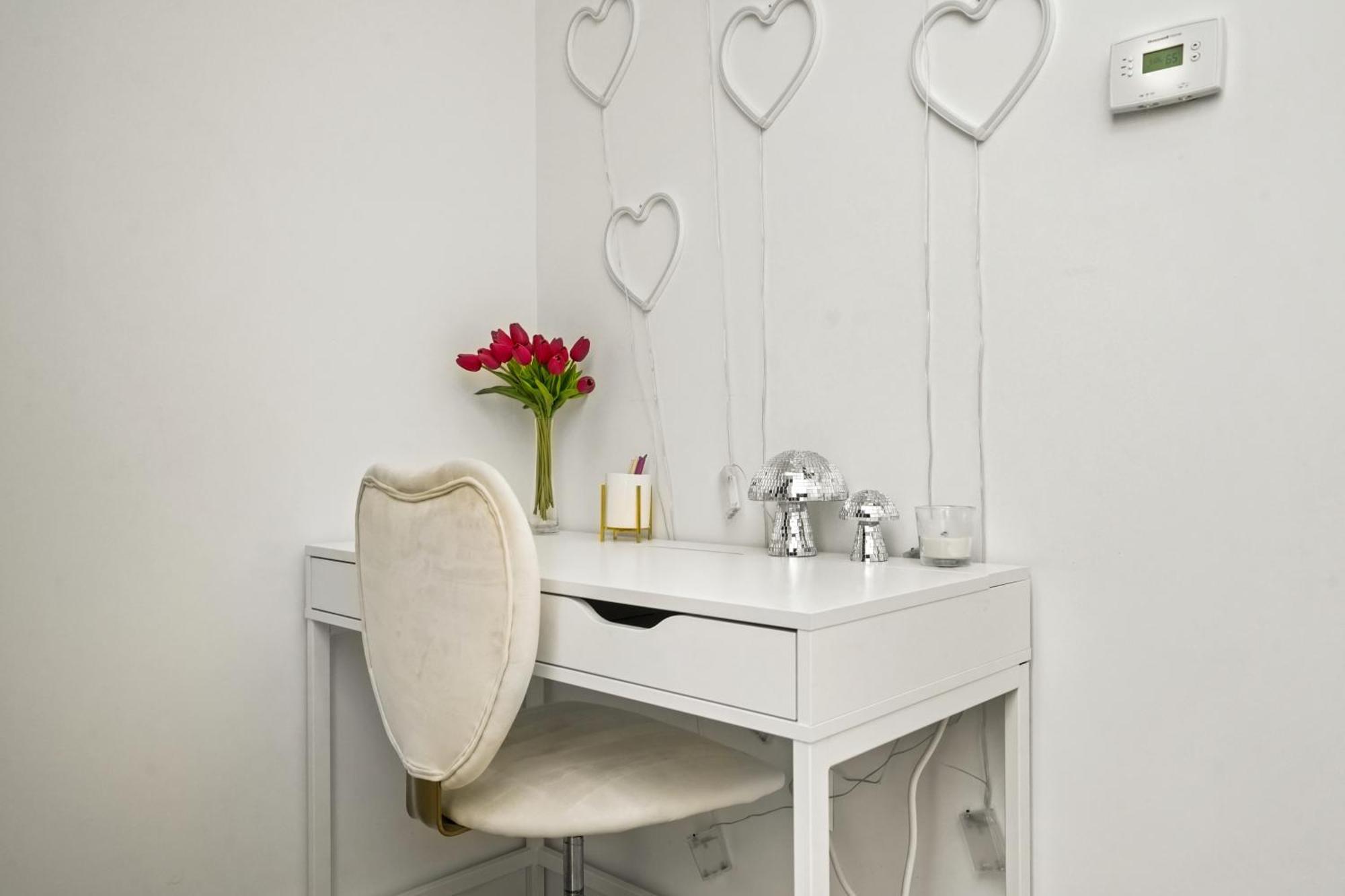 Scandinavian 2br, 2bath Townhome, Pet & Kid Friendly, Free Parking, 10min To Venice Beach! Holiday home Los Angeles