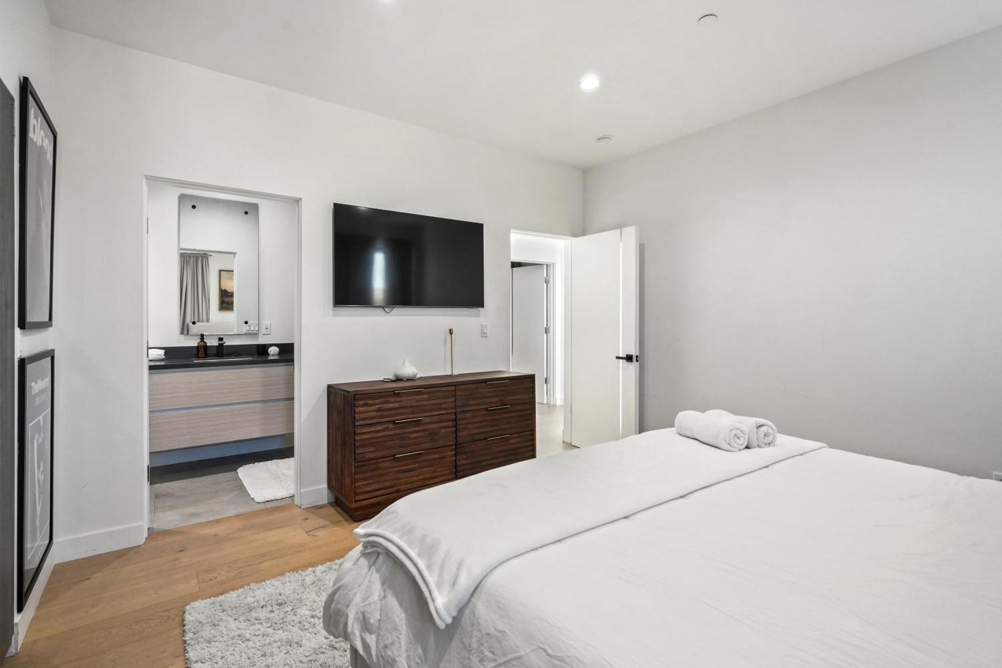 Scandinavian 2br, 2bath Townhome, Pet & Kid Friendly, Free Parking, 10min To Venice Beach! Holiday home Los Angeles