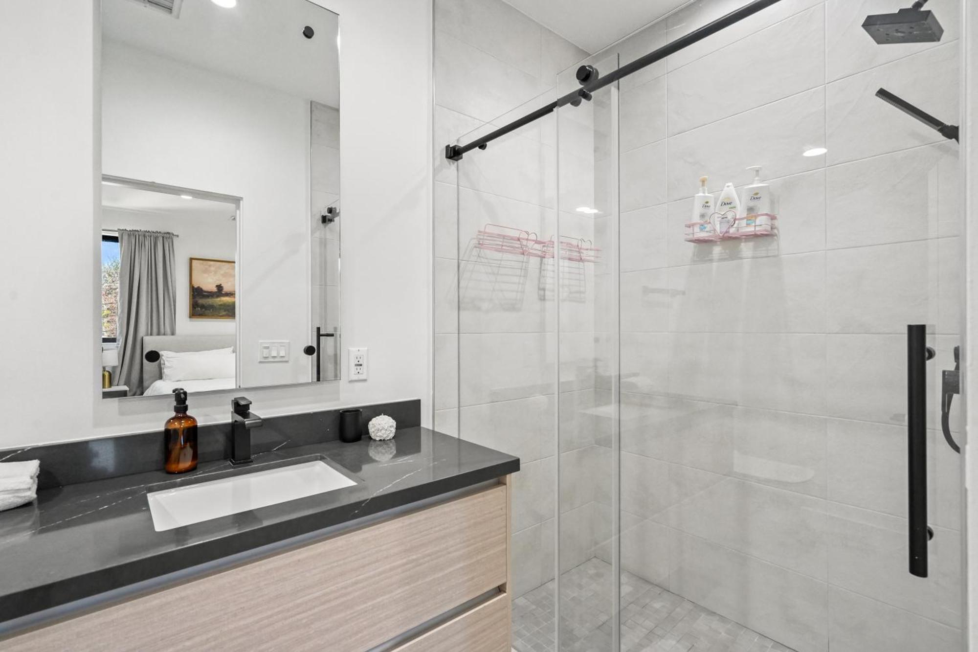 Scandinavian 2br, 2bath Townhome, Pet & Kid Friendly, Free Parking, 10min To Venice Beach! *