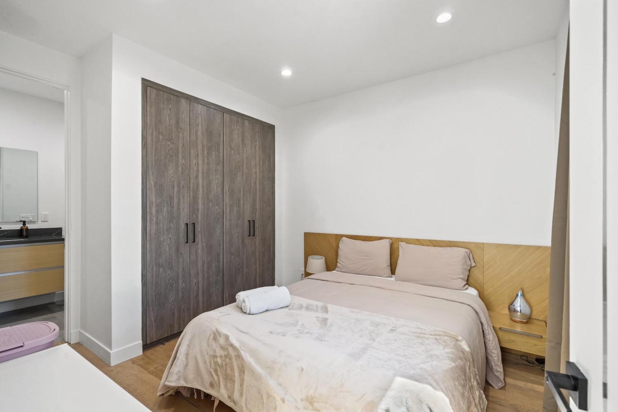 Holiday home Scandinavian 2br, 2bath Townhome, Pet & Kid Friendly, Free Parking, 10min To Venice Beach!